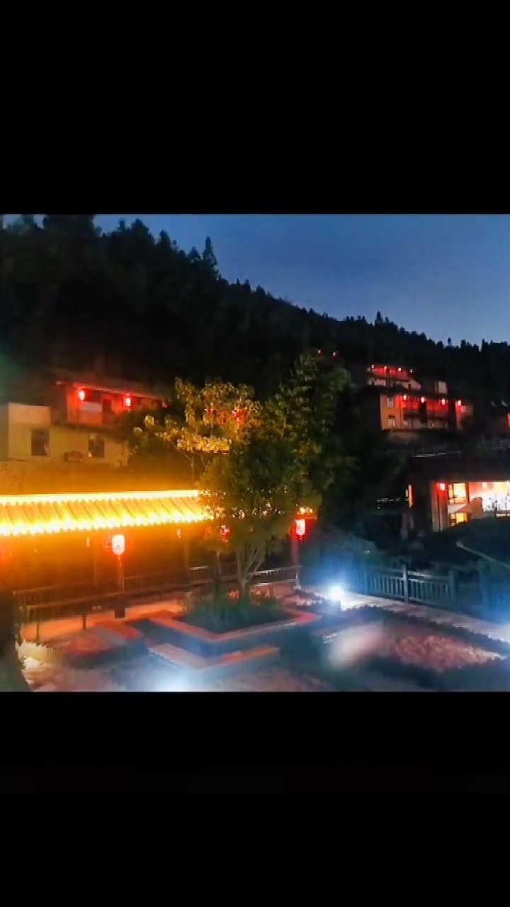 在乡村的夜晚,月亮升起,万籁俱寂,只有零星的狗吠声和悠远的虫鸣声