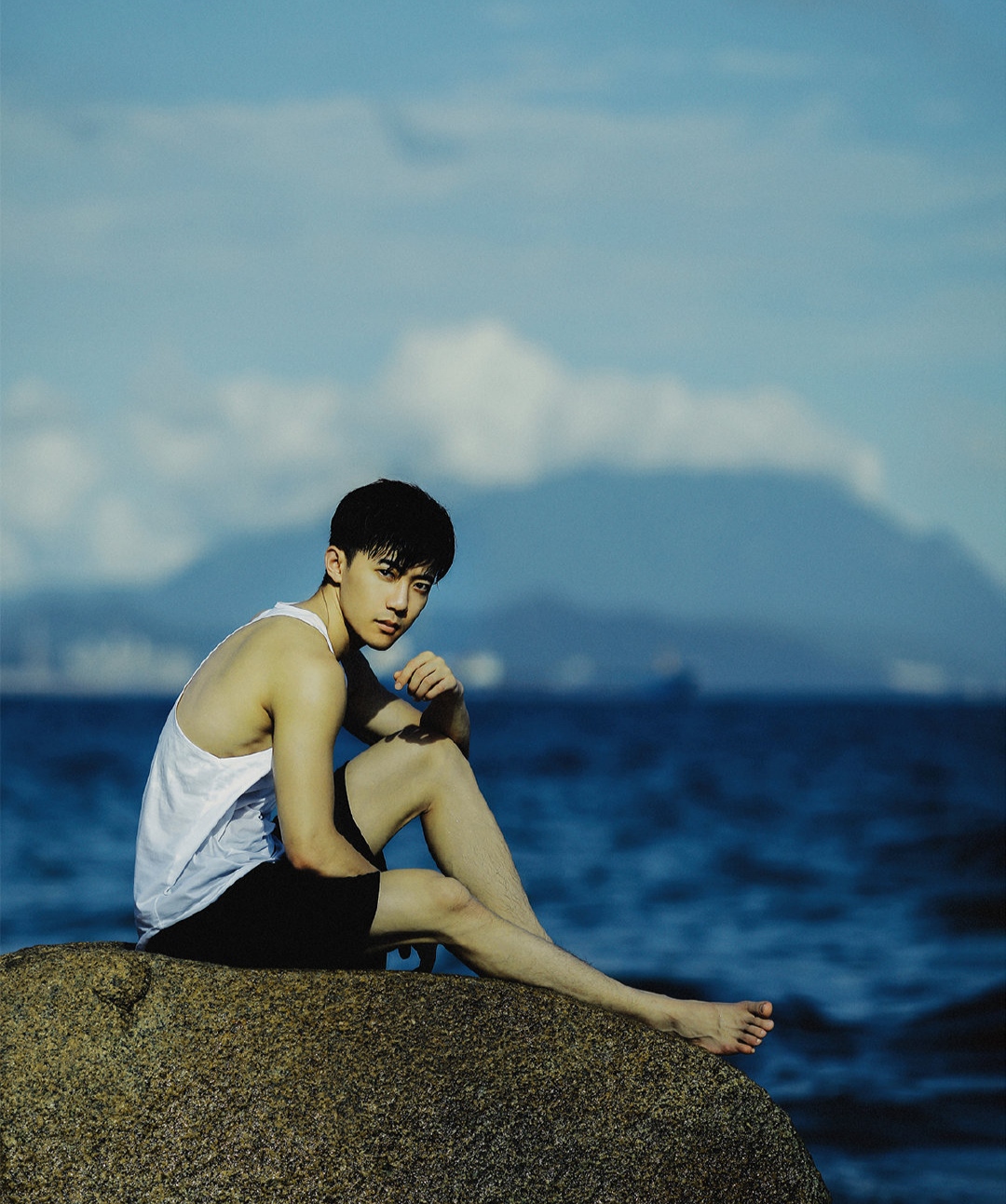 组图:在海边吹风,穿着白色背心的男生,五官清秀,英俊有气质!