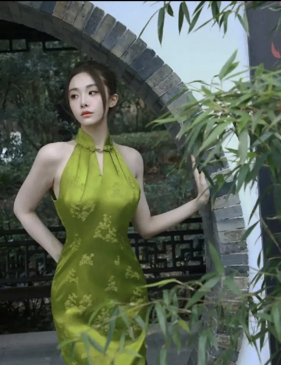 喻言虽然曾经是满背刺青的小姑娘,但如今成为了大明星,她的气质和颜值