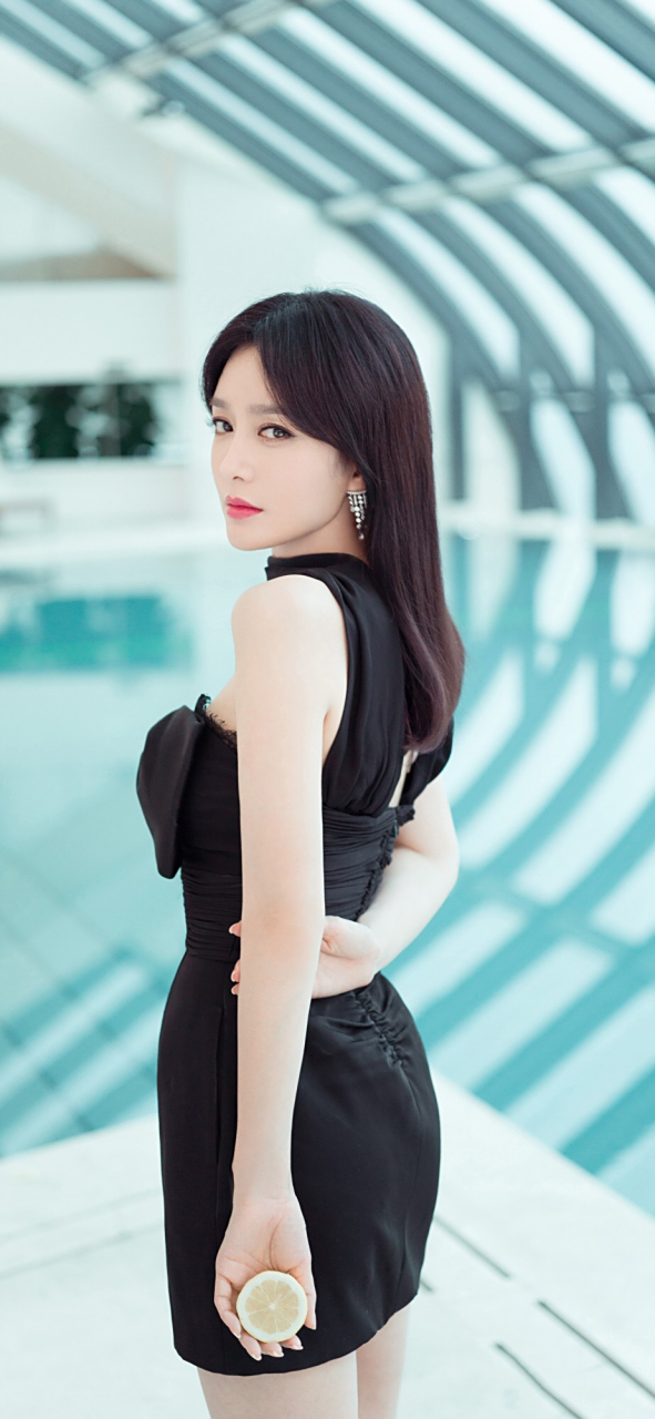 秦岚游泳池戏水性感美人