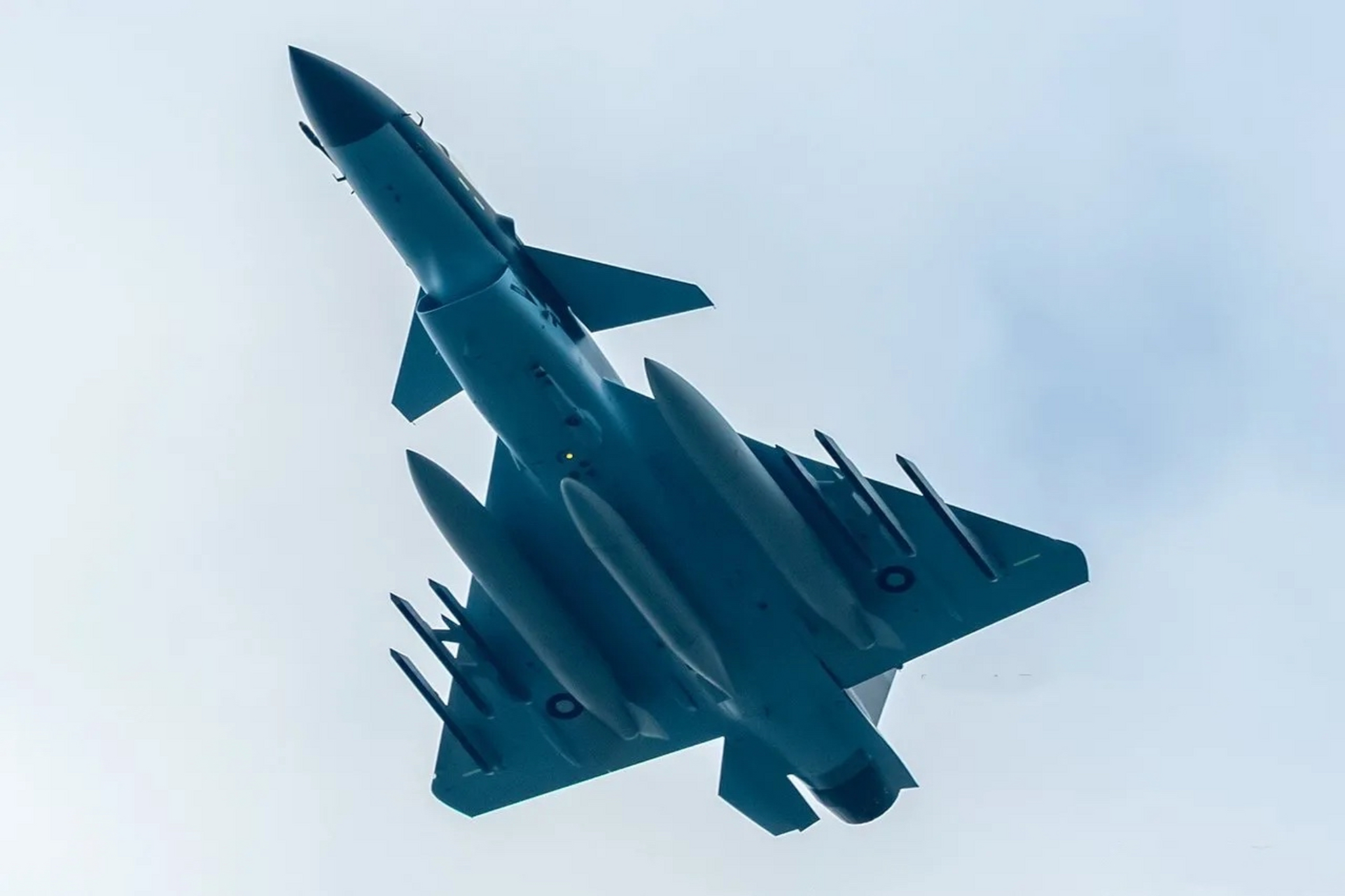 巴基斯坦空军展示的歼-10ce的标准空战挂载:包括四枚pl-15e中距弹,两