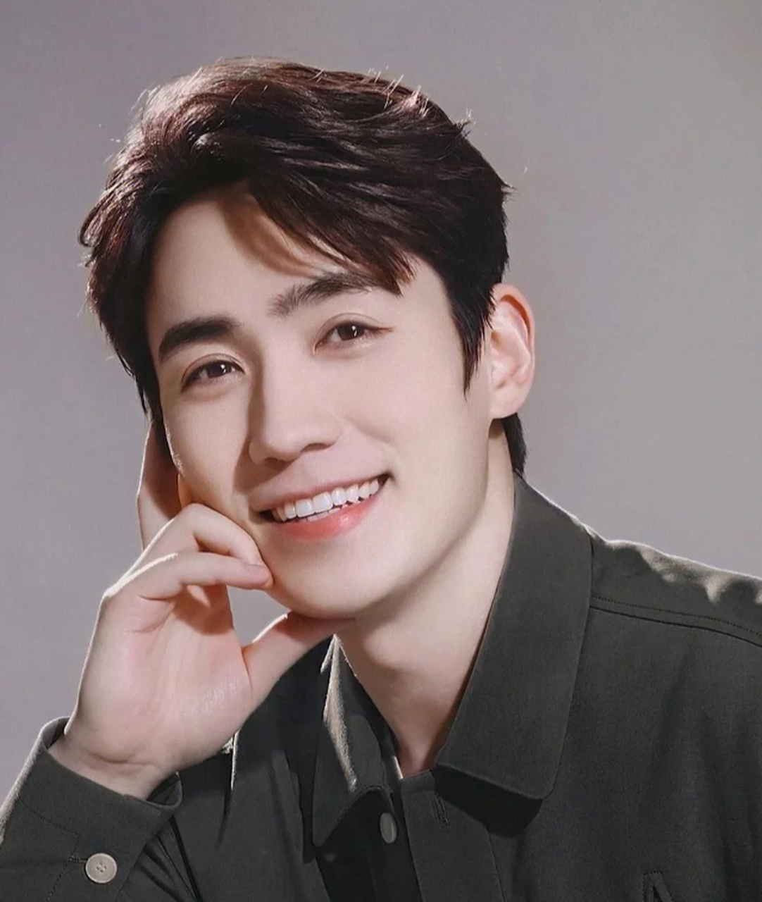 1,朱一龙跟张馨予关系还挺不错的,他现在部分合约签 在飞宝传媒,臼乔