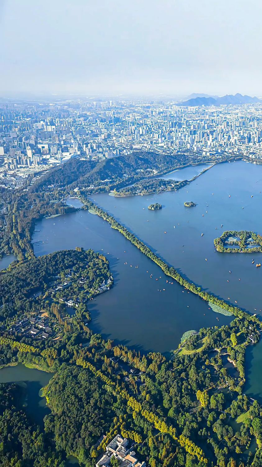 杭州:高空俯视西湖, 流云霞鹤,山巅建佛塔,遥相对峙,迥然高于群峰之上