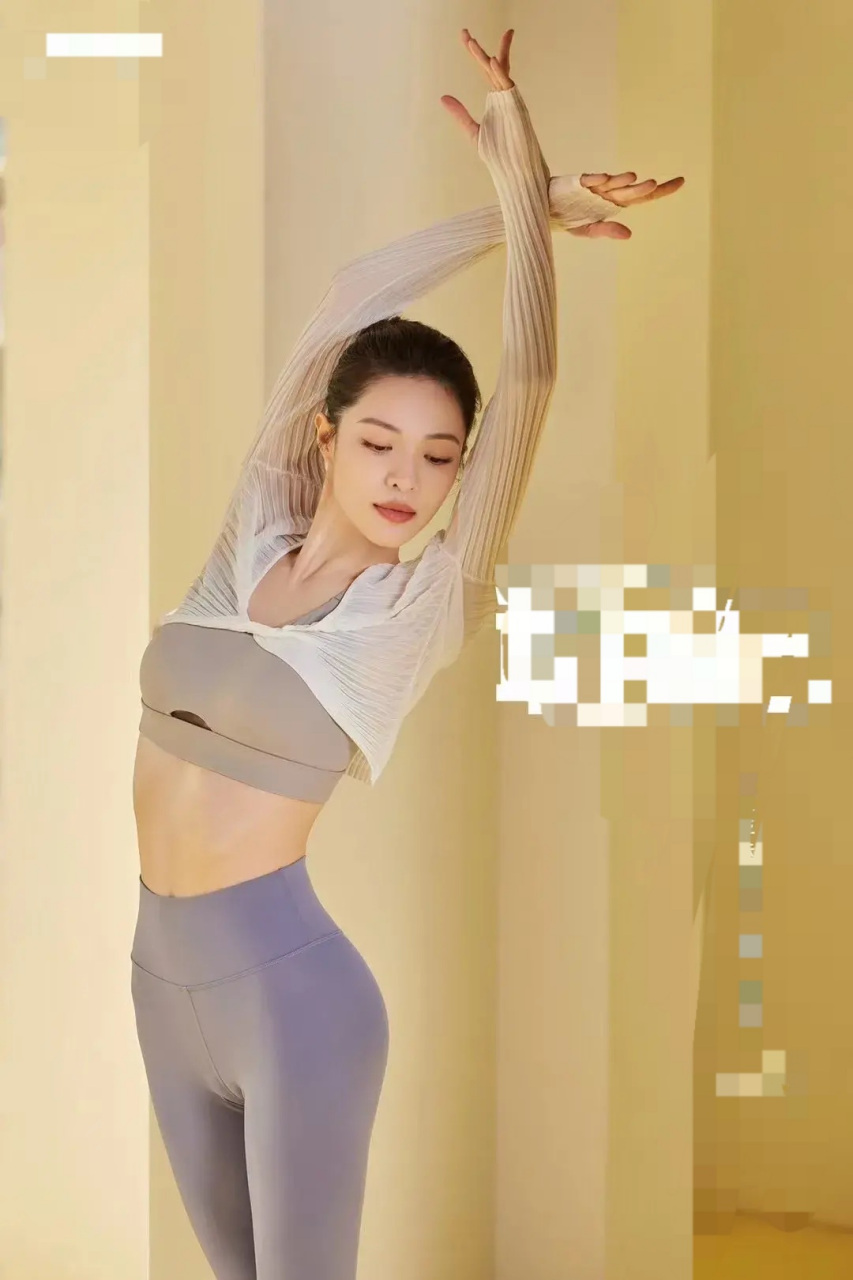 钟楚曦为李宁女子运动风尚大使,紧身瑜伽运动服演绎女性无限可能.