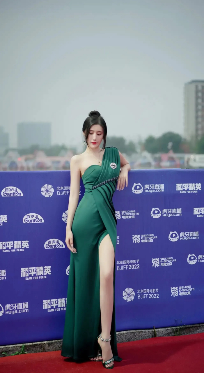 吴晴一身绿色衣服出席活动,一身衣服不仅仅展示了自己完美的身材,而