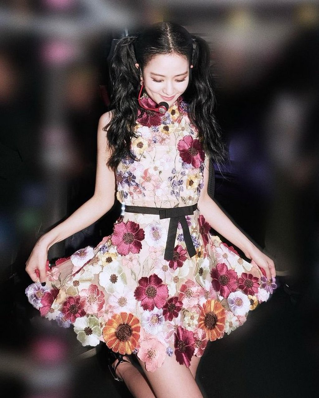 助我上热门# jisoo刚刚分享的照片,这张真的漂亮,花色连衣裙和她的好