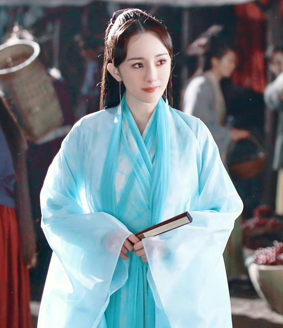 杨幂简直就是白浅本浅,举手投足之间都散发着青丘女帝的霸气和尊贵,太