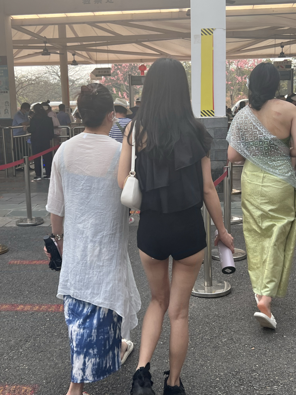 女生放屁裙子飘起图片