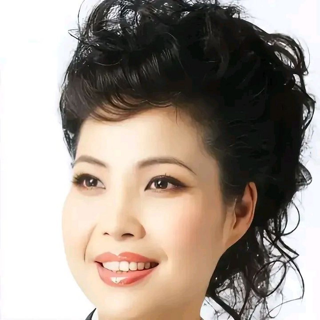 梦鸽在婚姻方面考虑的很成熟,当初嫁给比她父亲年龄还要大的李双江