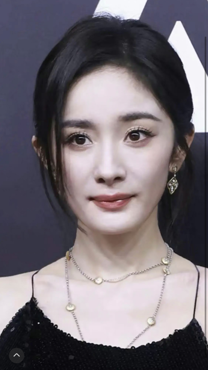 杨幂化妆技术堪忧啊,这高低眉是化妆问题还是天生就这样啊?