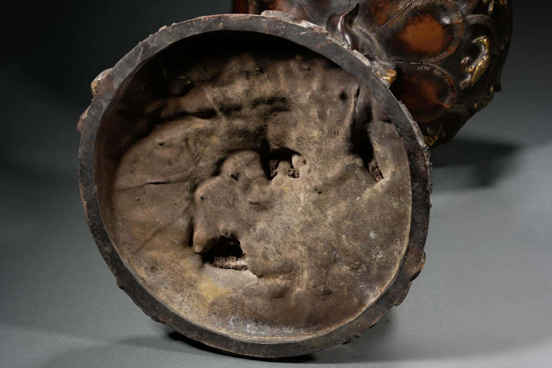 明宣德  夔龙博山炉 紫铜铸造,炉身局部鎏金,工艺精致,刀工精湛,炉盘