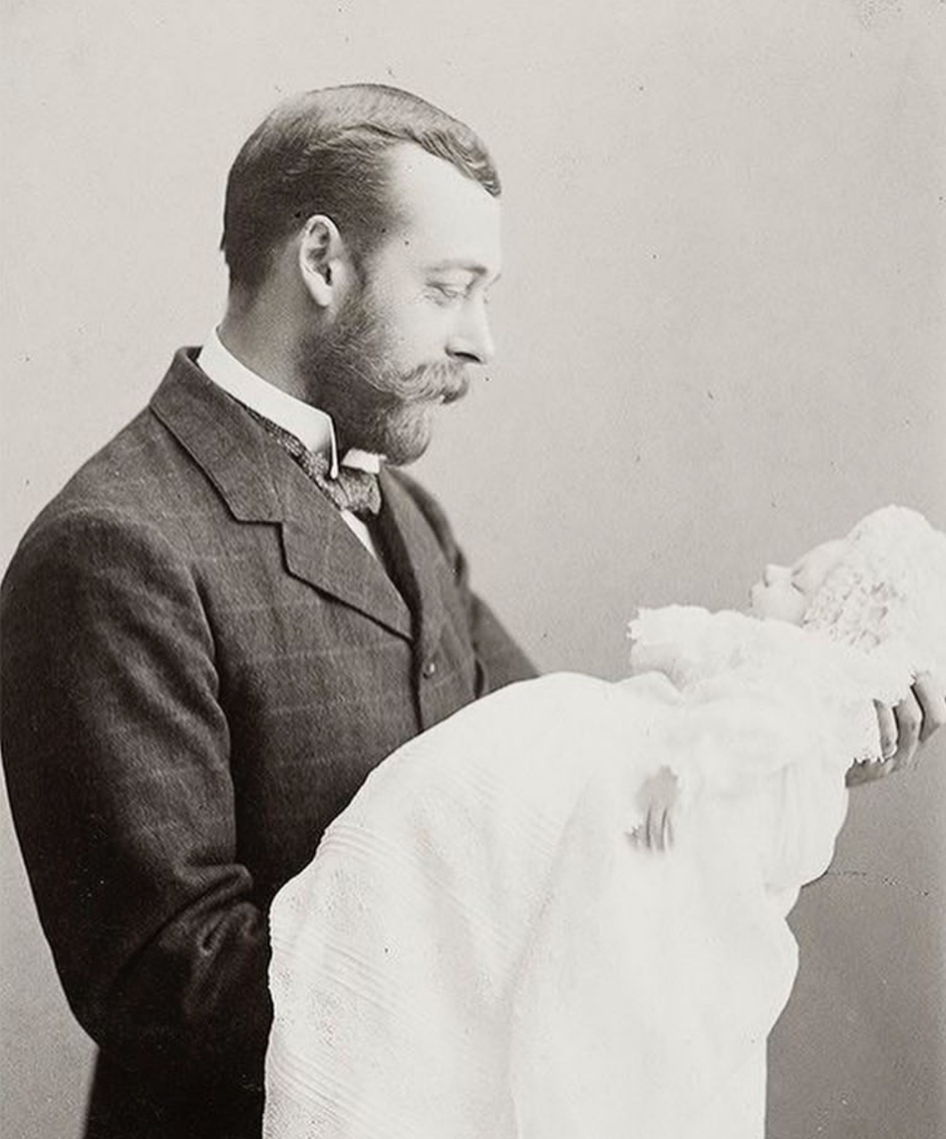 英国国王乔治五世抱着他的长子(未来的爱德华八世),照片拍摄于1894年