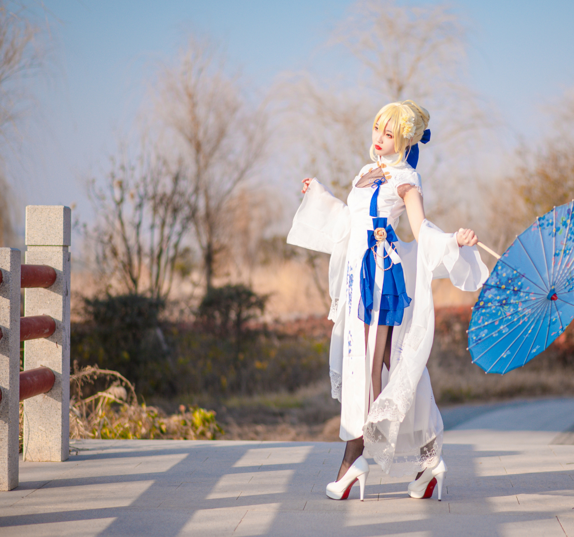 湖边石桥上,撑着油纸伞,穿上旗袍的saber,这样的吾王你喜欢吗