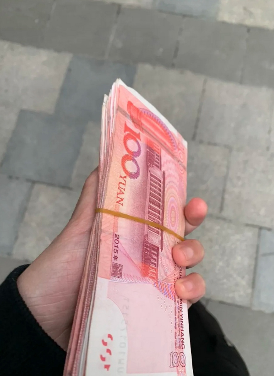在市中心医院,患者休息座椅傍捡到5000块钱,脑海中第一时间交给保卫科