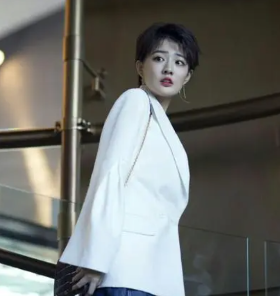 "背景强大"徐璐:20岁身家上亿并获中尉军衔,却被质疑数字小姐