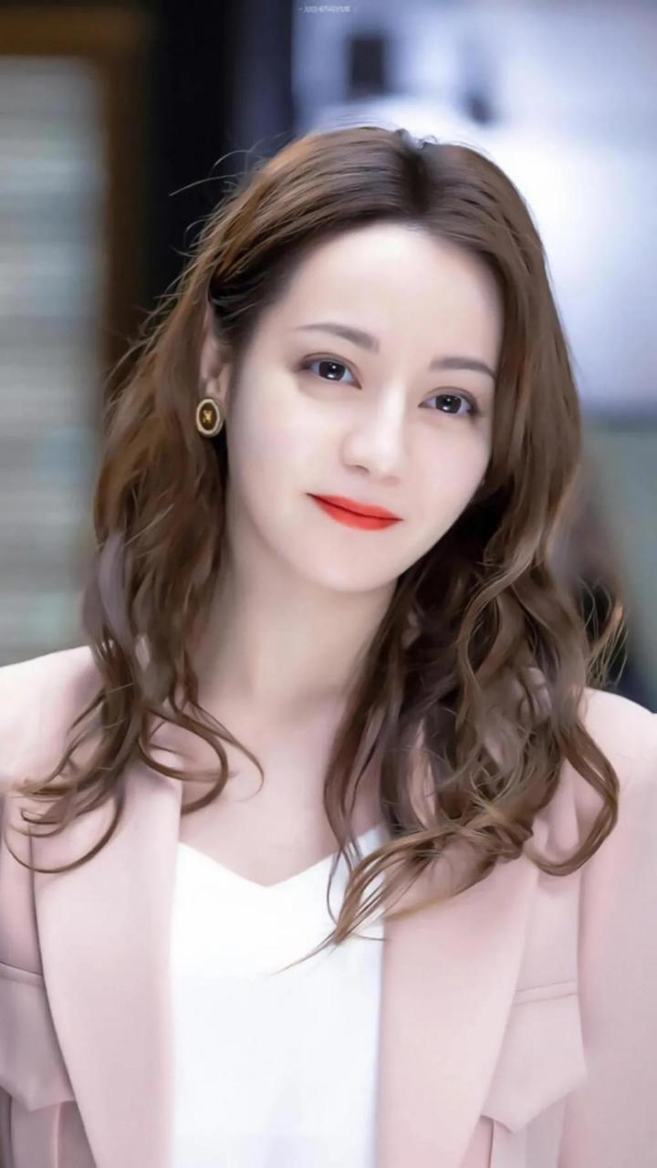 迪丽热巴和古力娜扎,是典型的新疆美女,五官立体,颜值爆表,让人过目