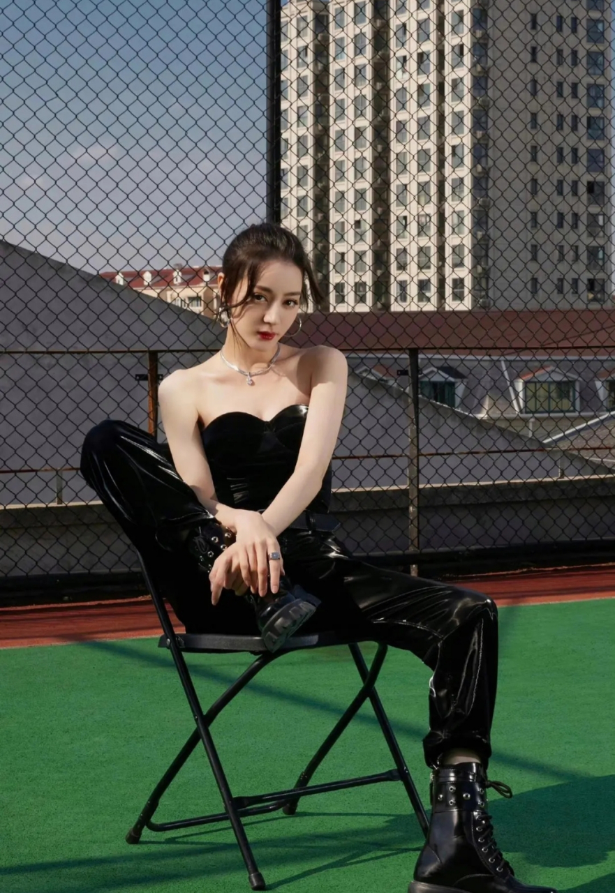 迪丽热巴这身皮衣造型,又酷又飒,冷艳绝美,霸气十足