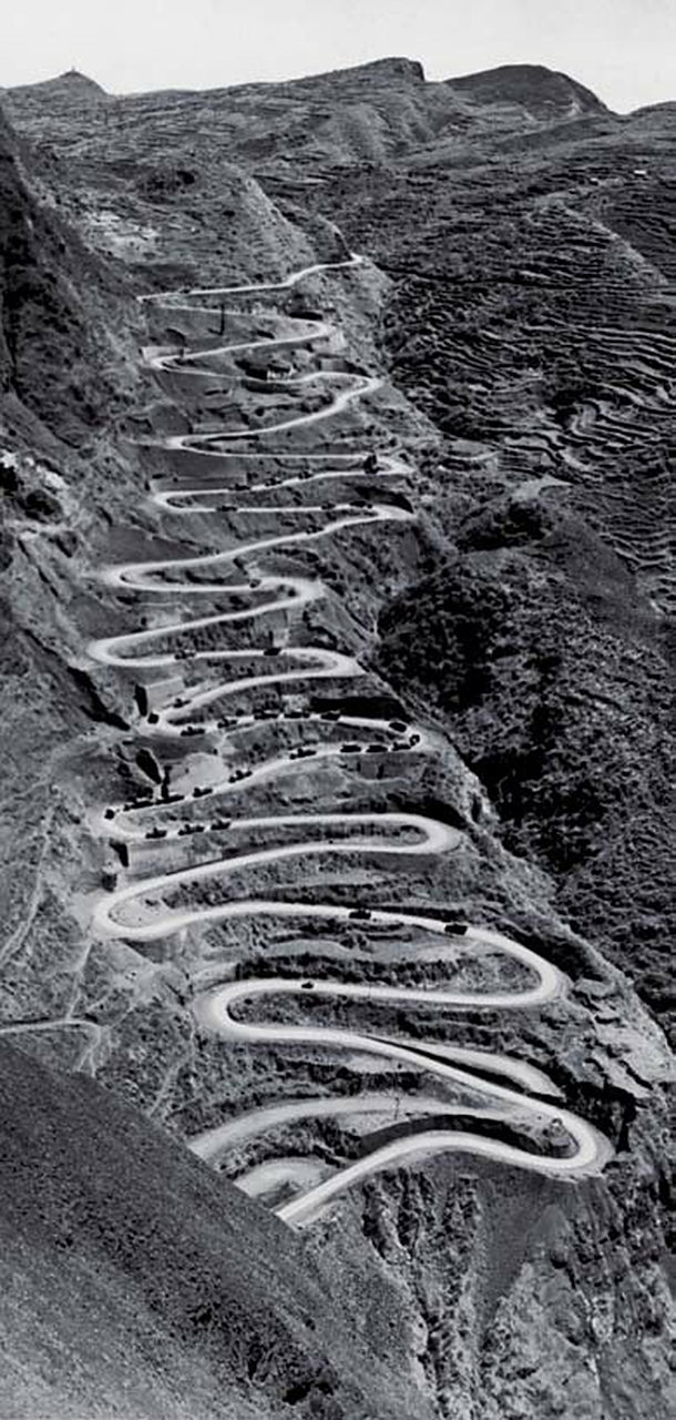 1937年,中国老百姓在修筑滇缅公路.