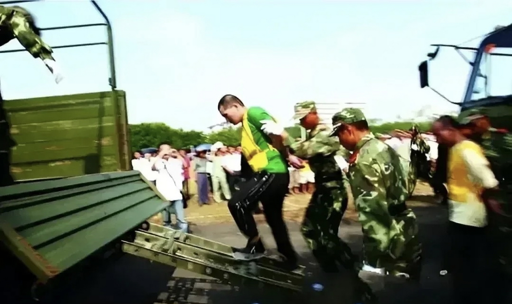 东莞,几名死刑犯正被押往当地的牛山刑场.