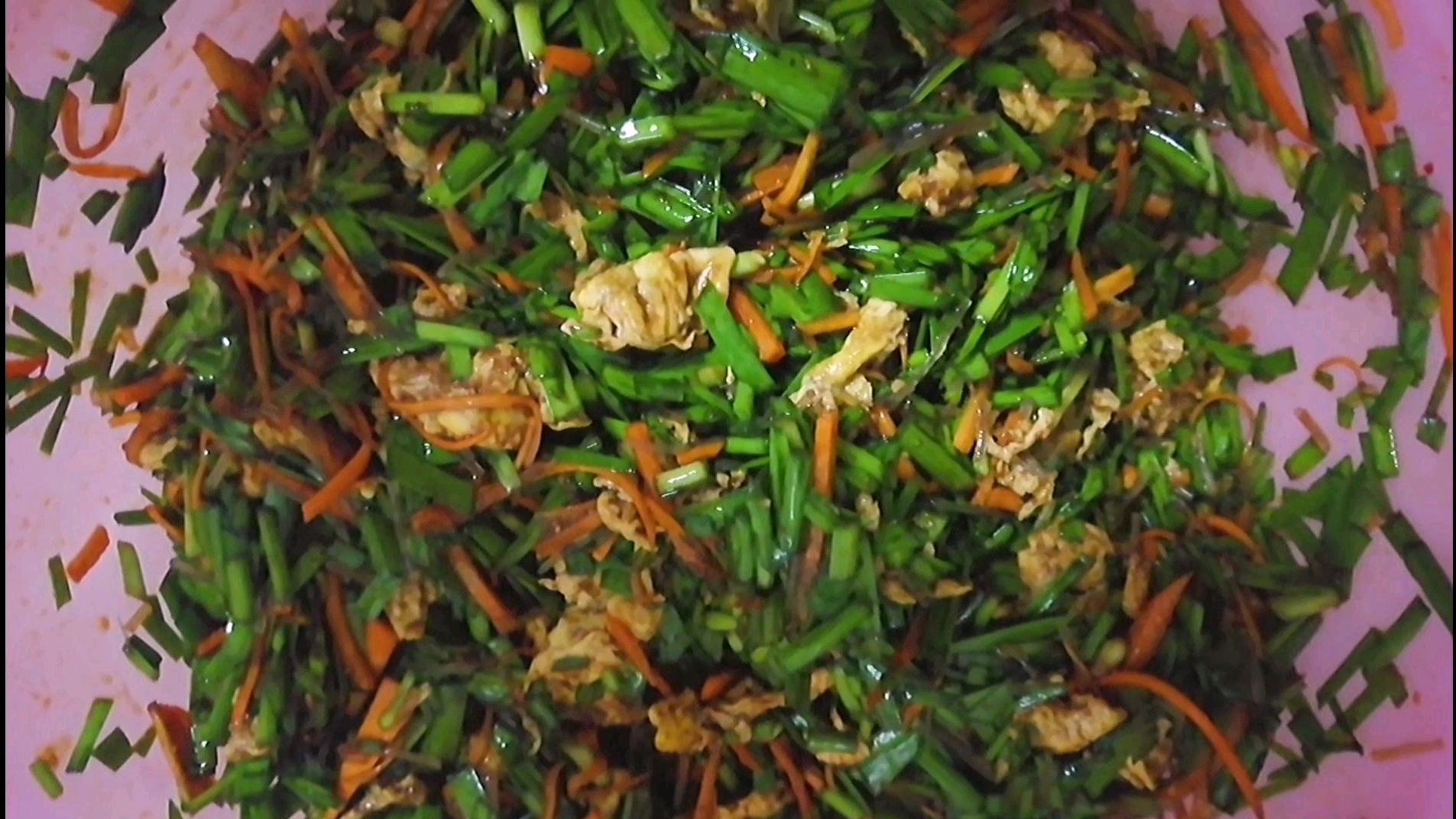 教你在家做韭菜胡萝卜包子,鲜香味美,比肉包子好吃。调馅是关键