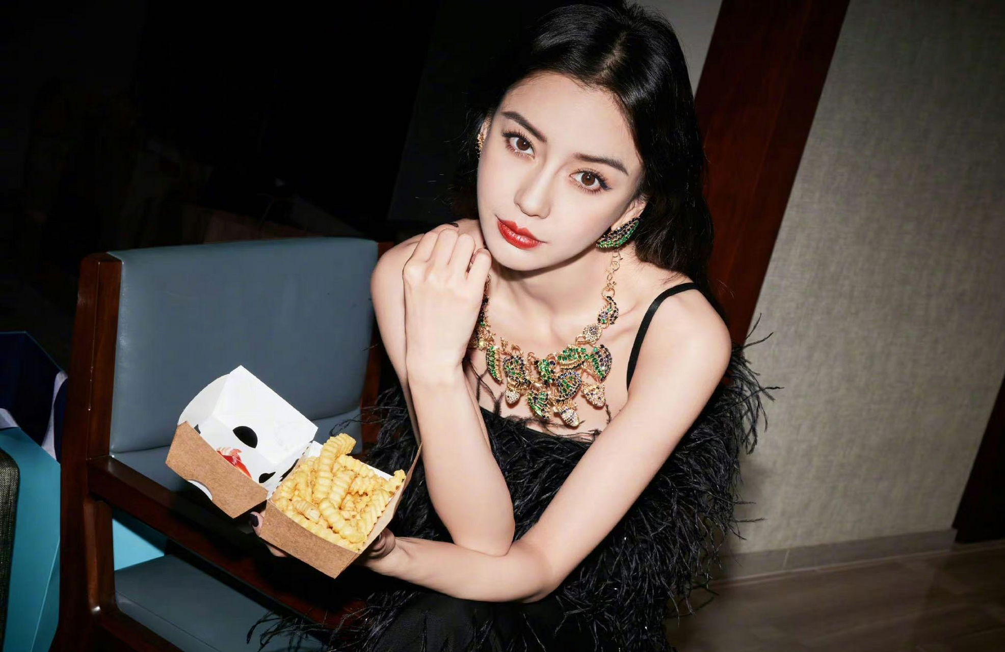 angelababy杨颖和杨洋华表奖同框,一起走红毯,网友惊呼,《微微一笑很