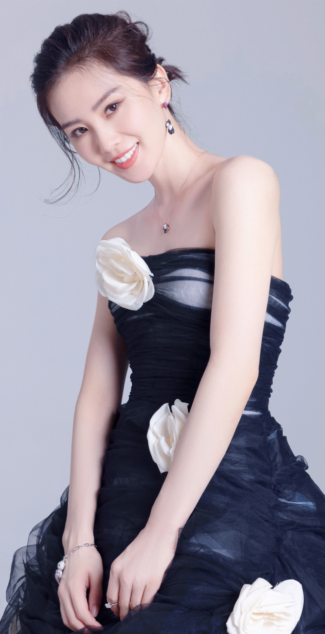 刘诗诗穿双色纱裙显气场,秀精致天鹅颈气质温雅.