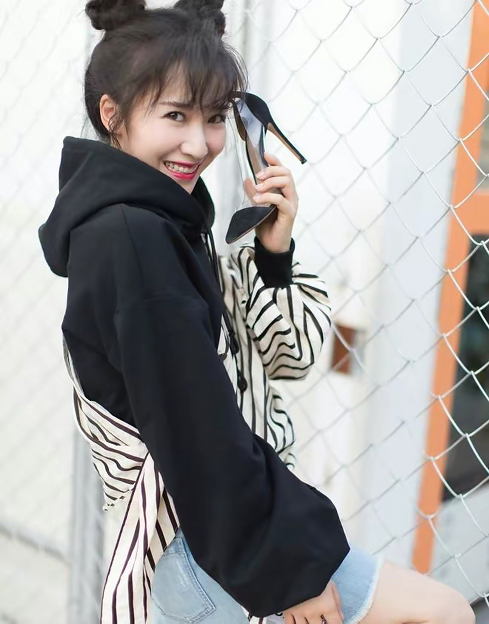 李念穿着一身浅蓝色的牛仔短裤,这样的牛仔短裤也是直接展露出李念一