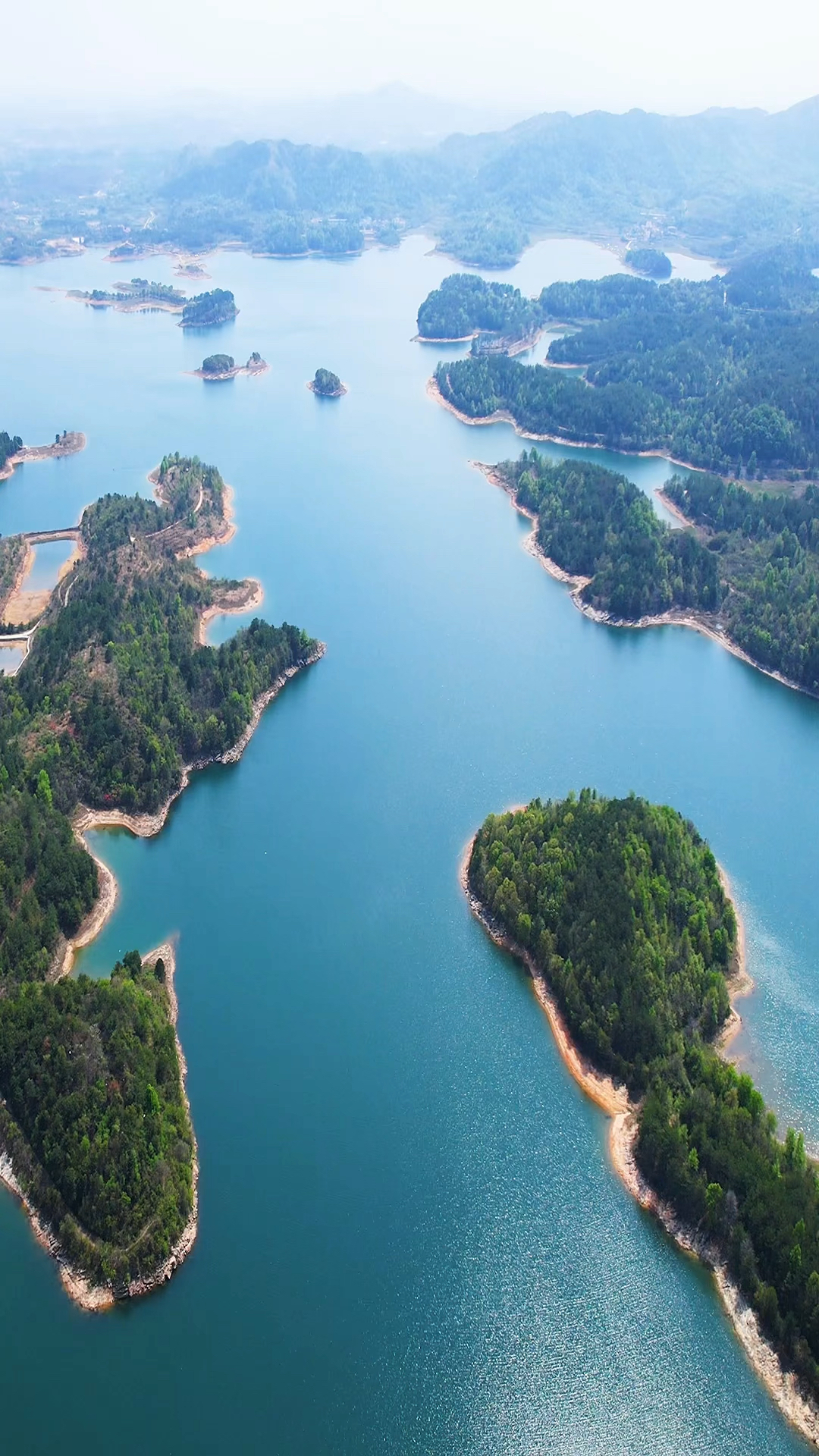 绿水青山,群山环绕,堪称世外桃园-度小视