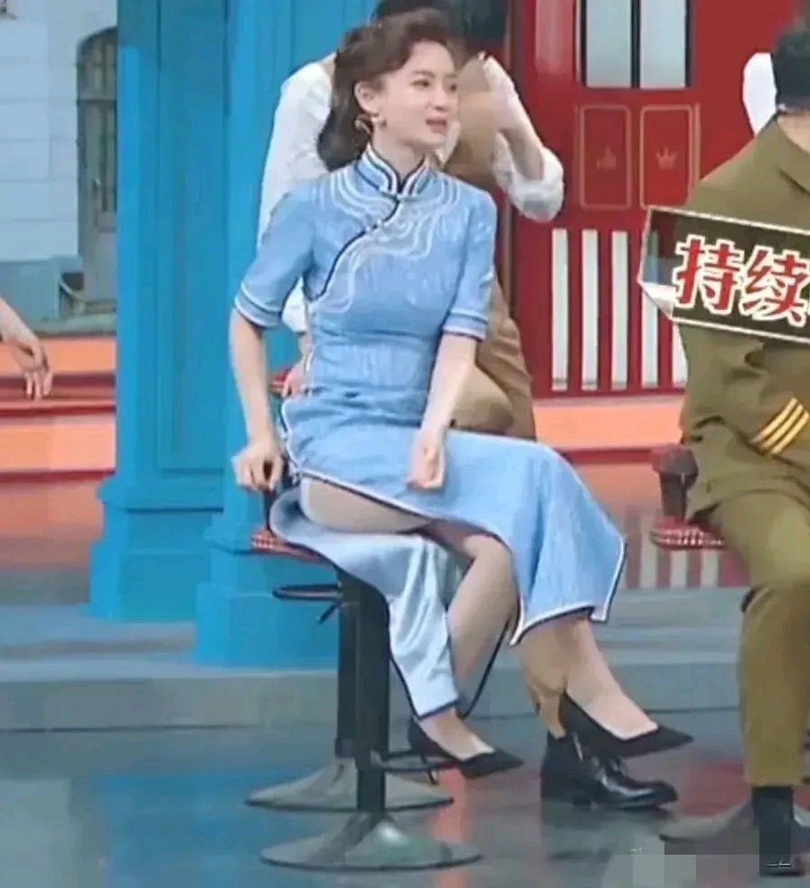 杨颖穿旗袍走光[晕] 杨颖这旗袍,这个坐姿也是没谁了,真是开放呀