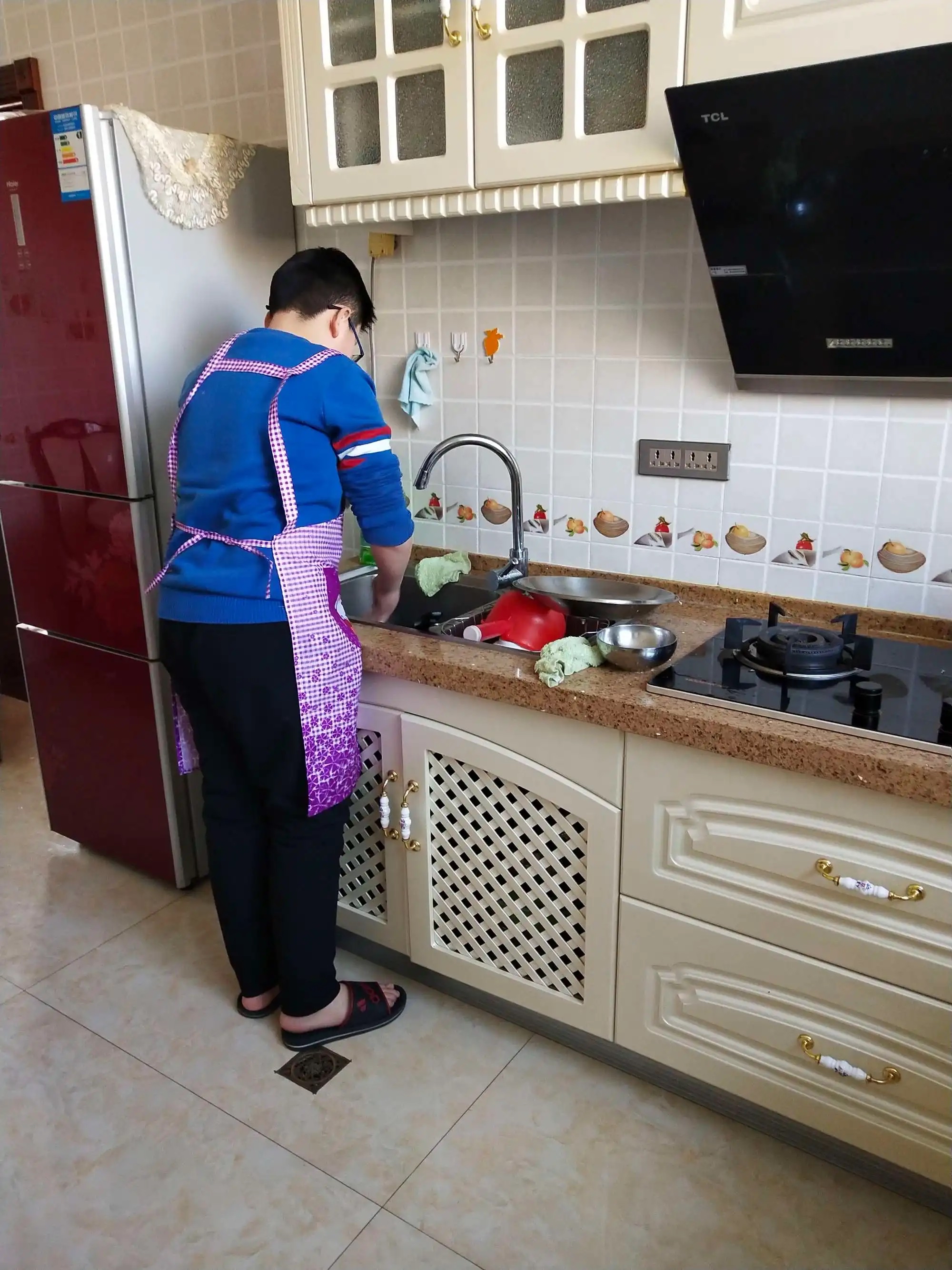 你是妈最亲近的人,妈不是免费的保姆,你应该主动承担家务,为妈妈分担