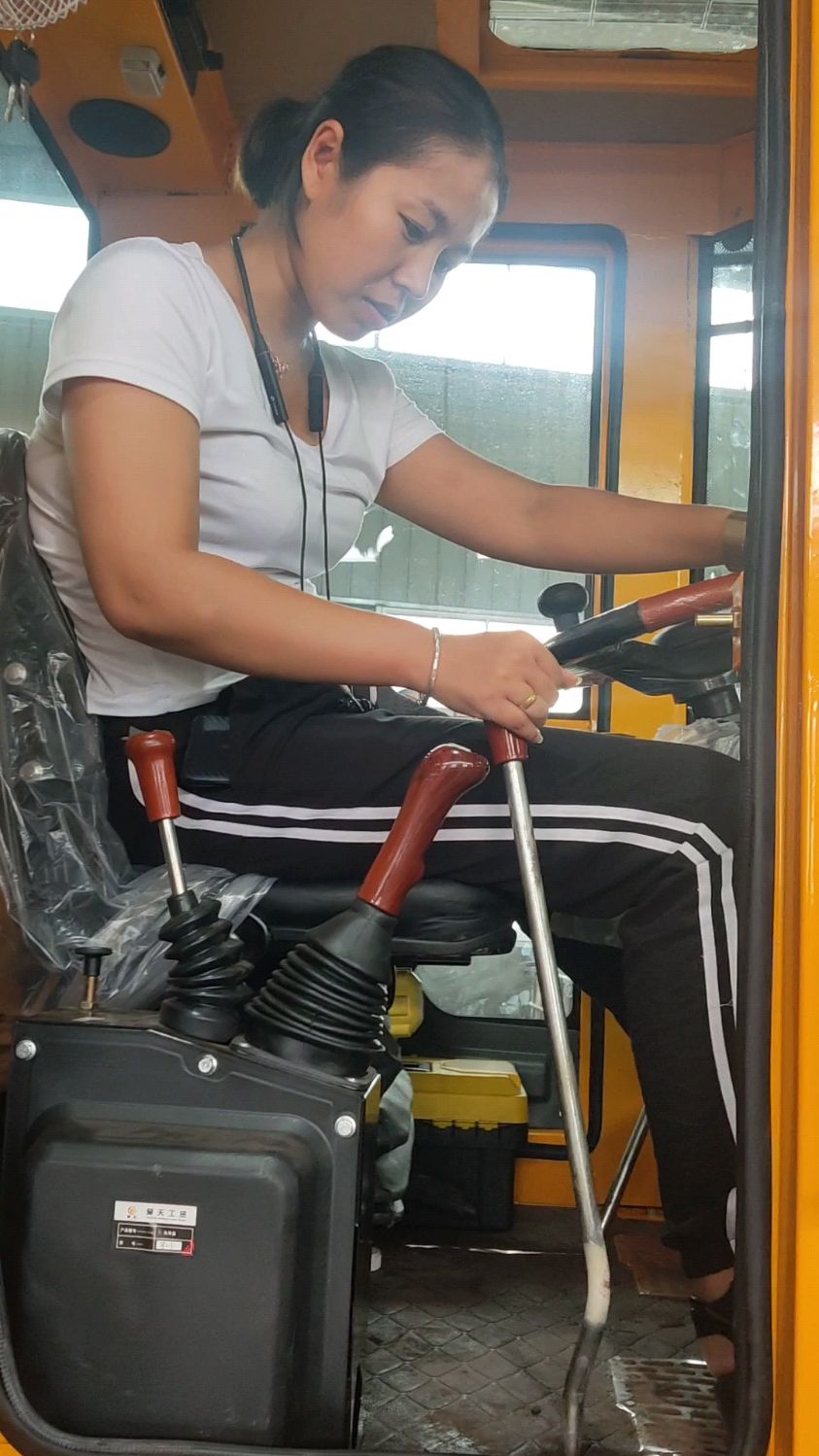 谁说铲车司机是男人的专属?