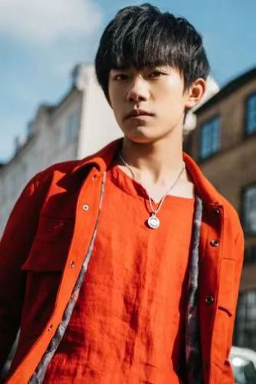 易烊千玺和周冬雨最近接触到了同一品牌的合作  2.