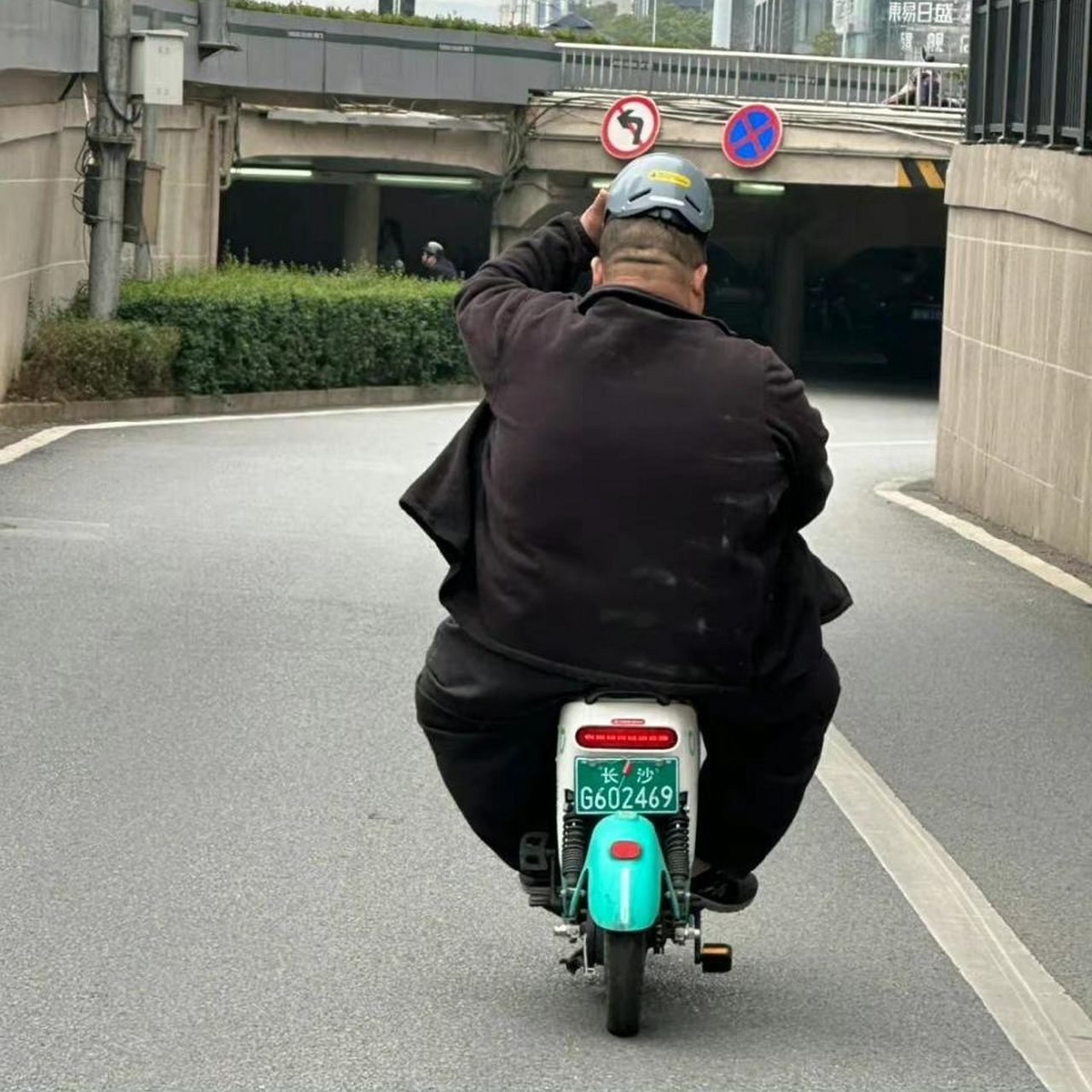 不带头盔不能走,是怎么做到的?