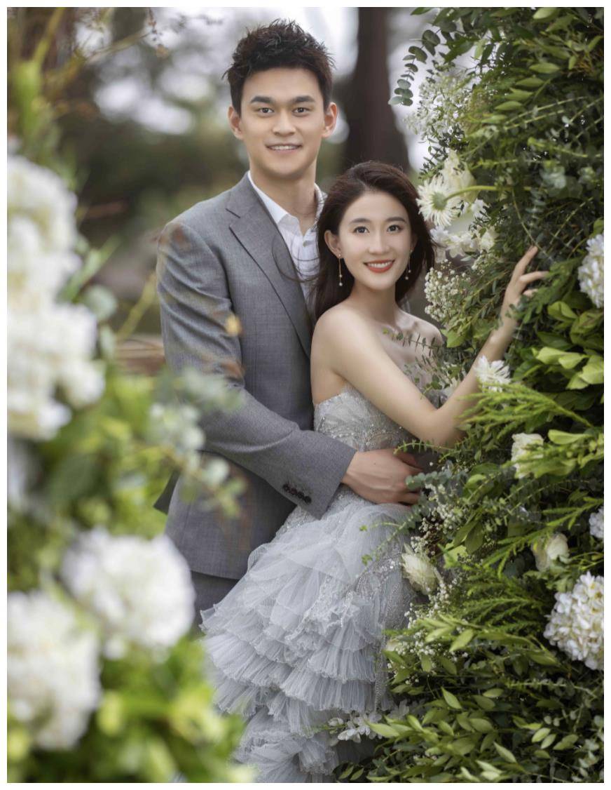 孙杨老婆张豆豆晒照刻意遮肚引热议