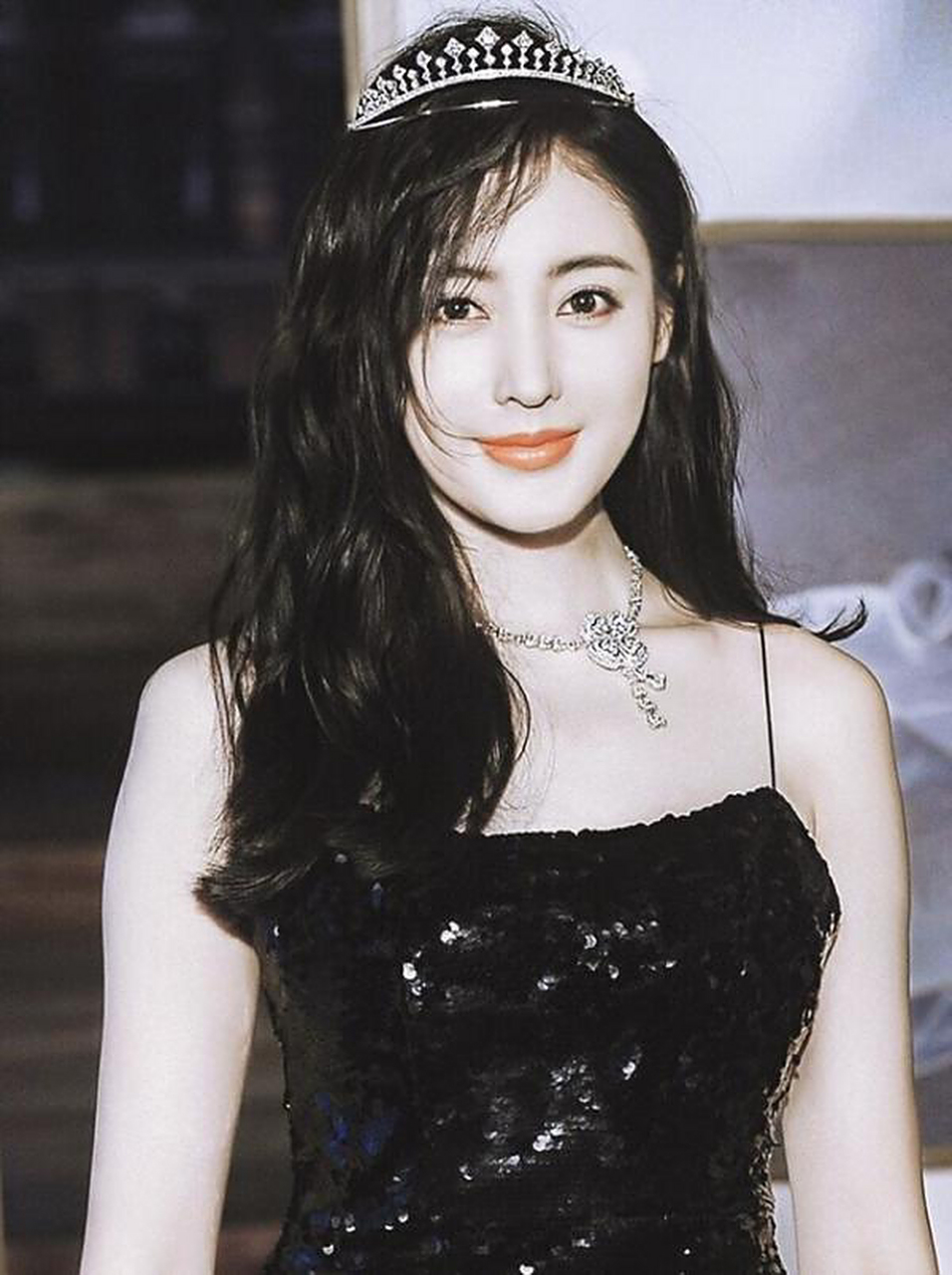 张天爱的一身亮片修身吊带裙让人眼前一亮,不仅凸显