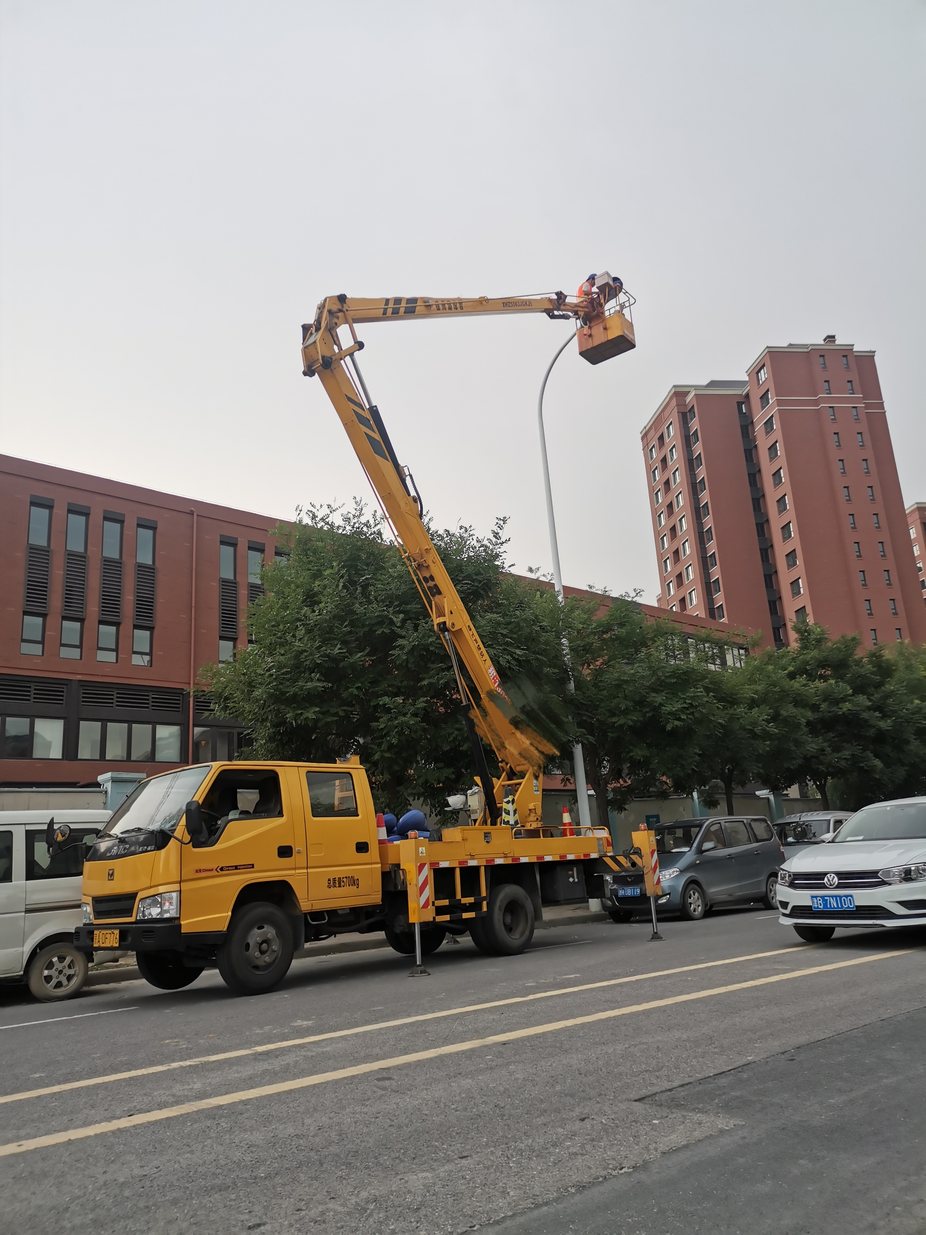 北京大兴区升降车出租,高空作业车曲臂车云梯车租赁18710102808