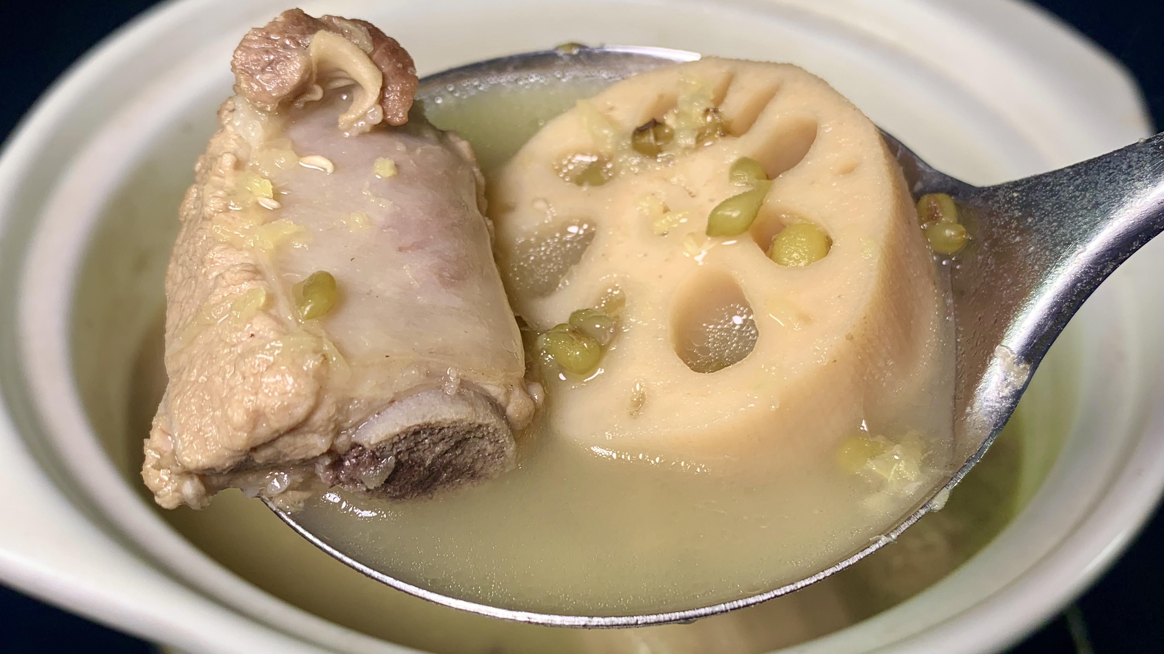 大厨教你排骨藕汤的家常做法，步骤详细，汤汁浓香，莲藕软糯入味