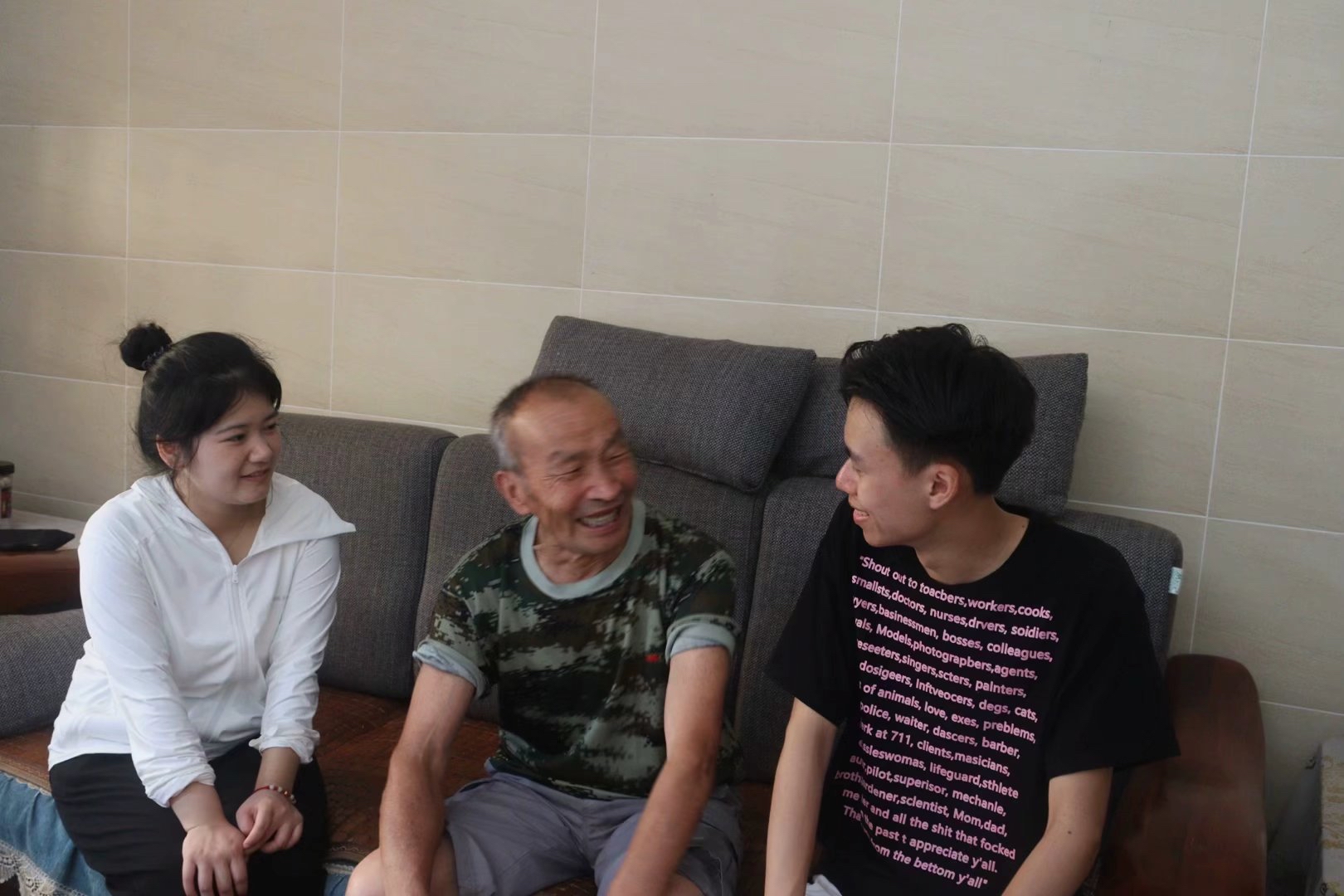 重庆贸院学子三下乡:爱语传党情退休村长采访慰问活动