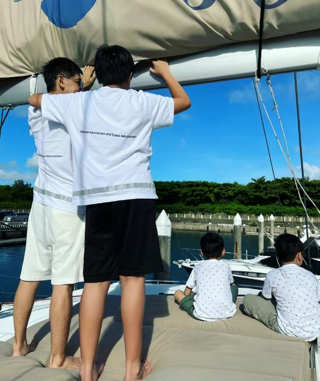 林志颖老婆携子度假,14岁kimi终于露脸,继承爸爸神颜  8月13日晚