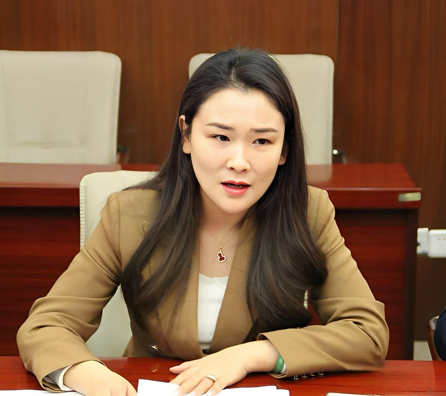 目前个人身价62亿,荣登天津市女富豪榜.