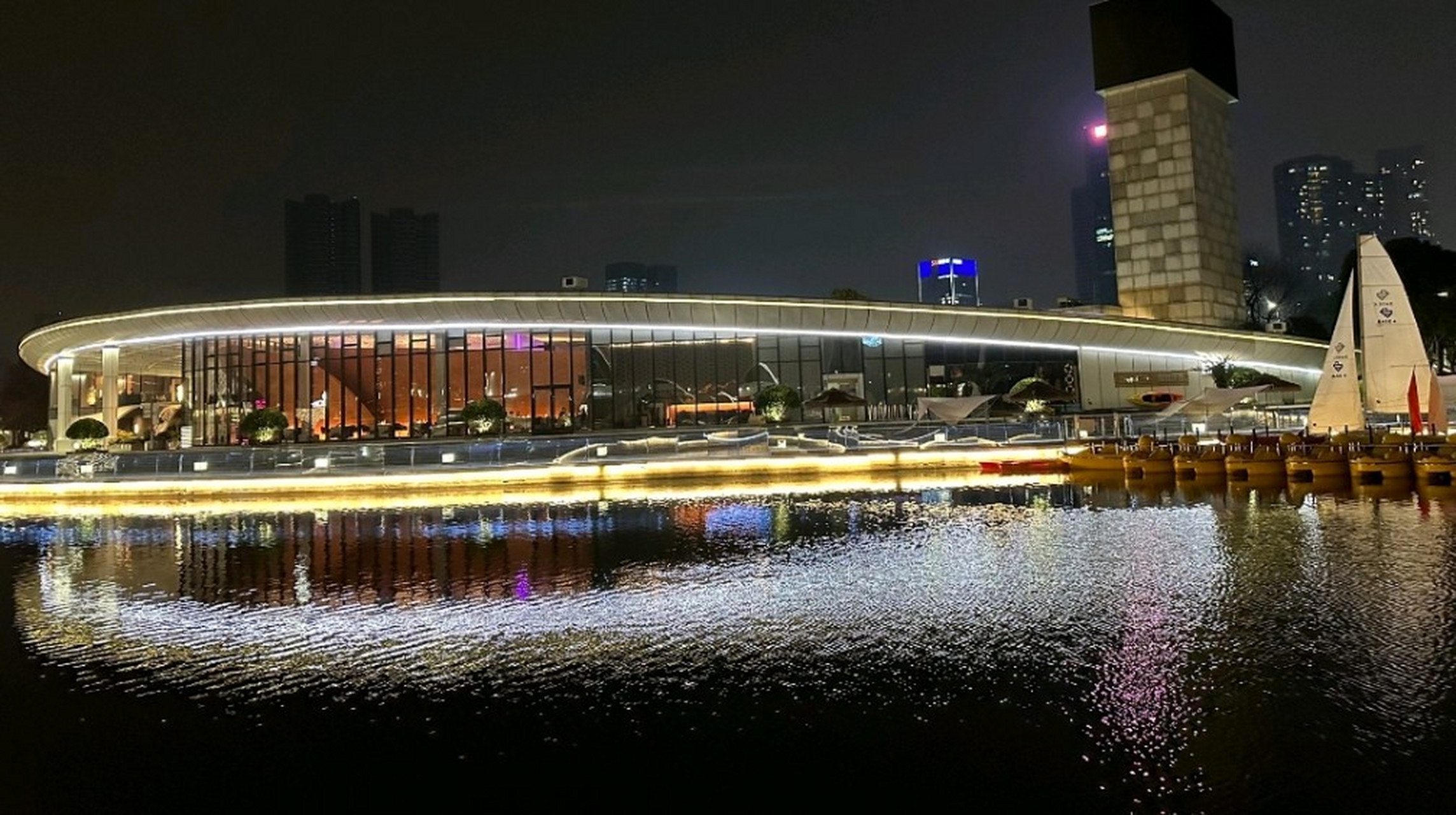 一早,我们乘坐地铁来到了钱江世纪公园.