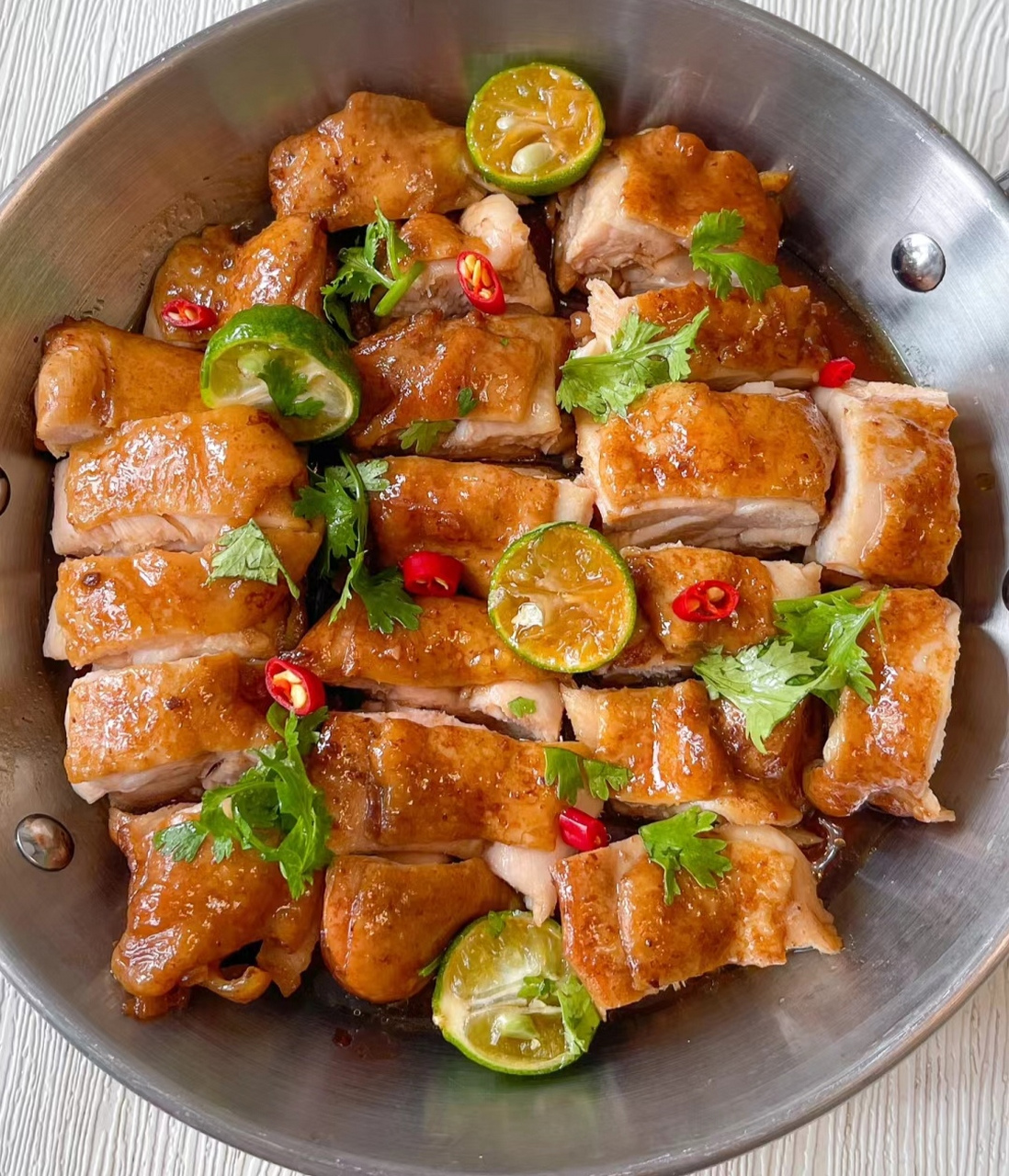夏天就喜欢吃酸辣味的菜,这道柠檬鸡腿看着就很有食欲.