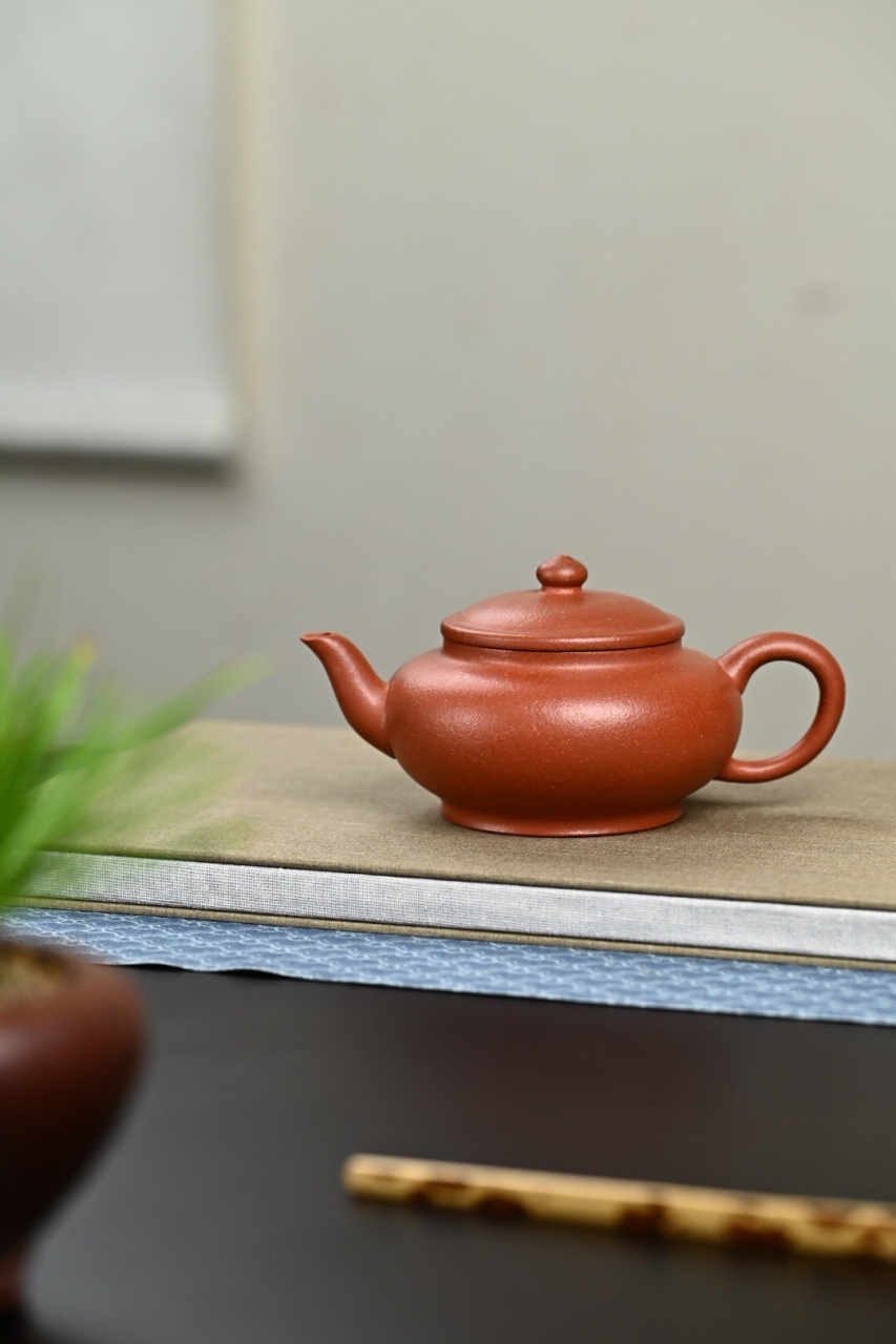 『扁灯』红降坡·容量240cc·9孔出水紫砂扁灯式,造型敦厚朴实,饱满