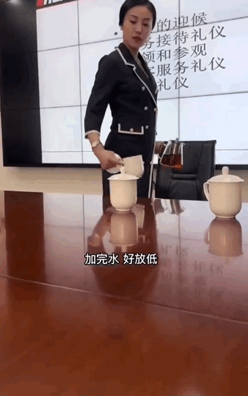 商务接待礼仪中的倒水: 我就是想喝杯水来着,你给我整这么复杂干啥?
