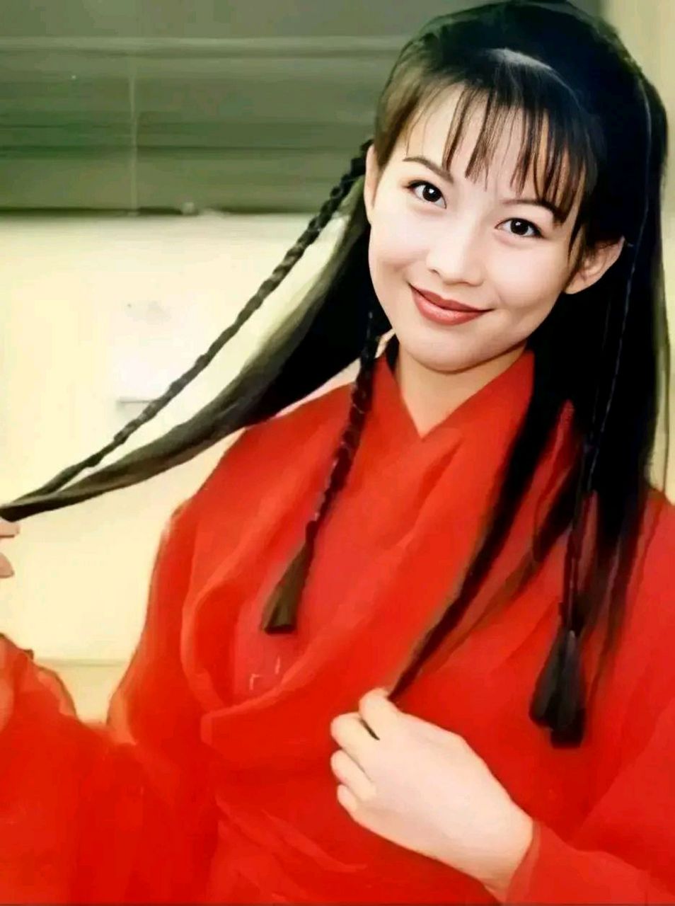 蔡少芬,1973年9月17日出生于中国香港的她,17岁参加香港小姐竞选获得