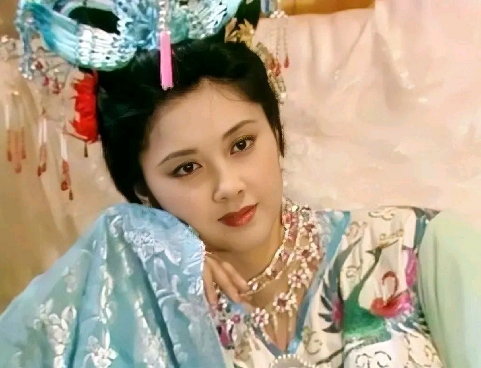 上世纪80年代,朱琳饰演的女儿国国王躺在床上休憩的一张照片,微闭美