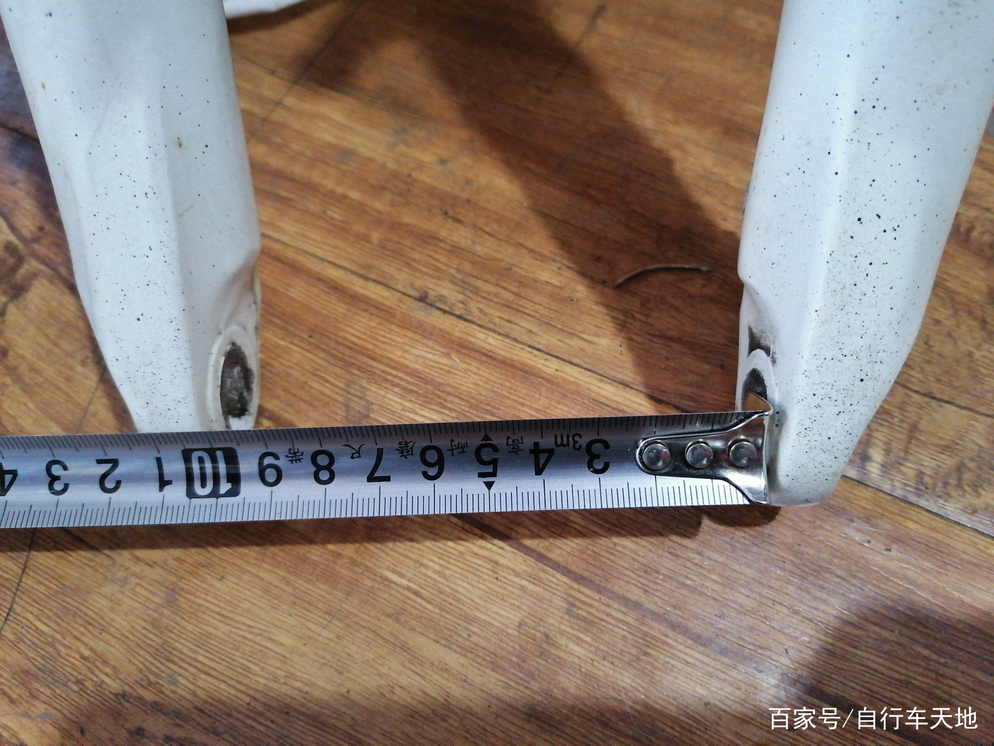 前叉开档的距离。