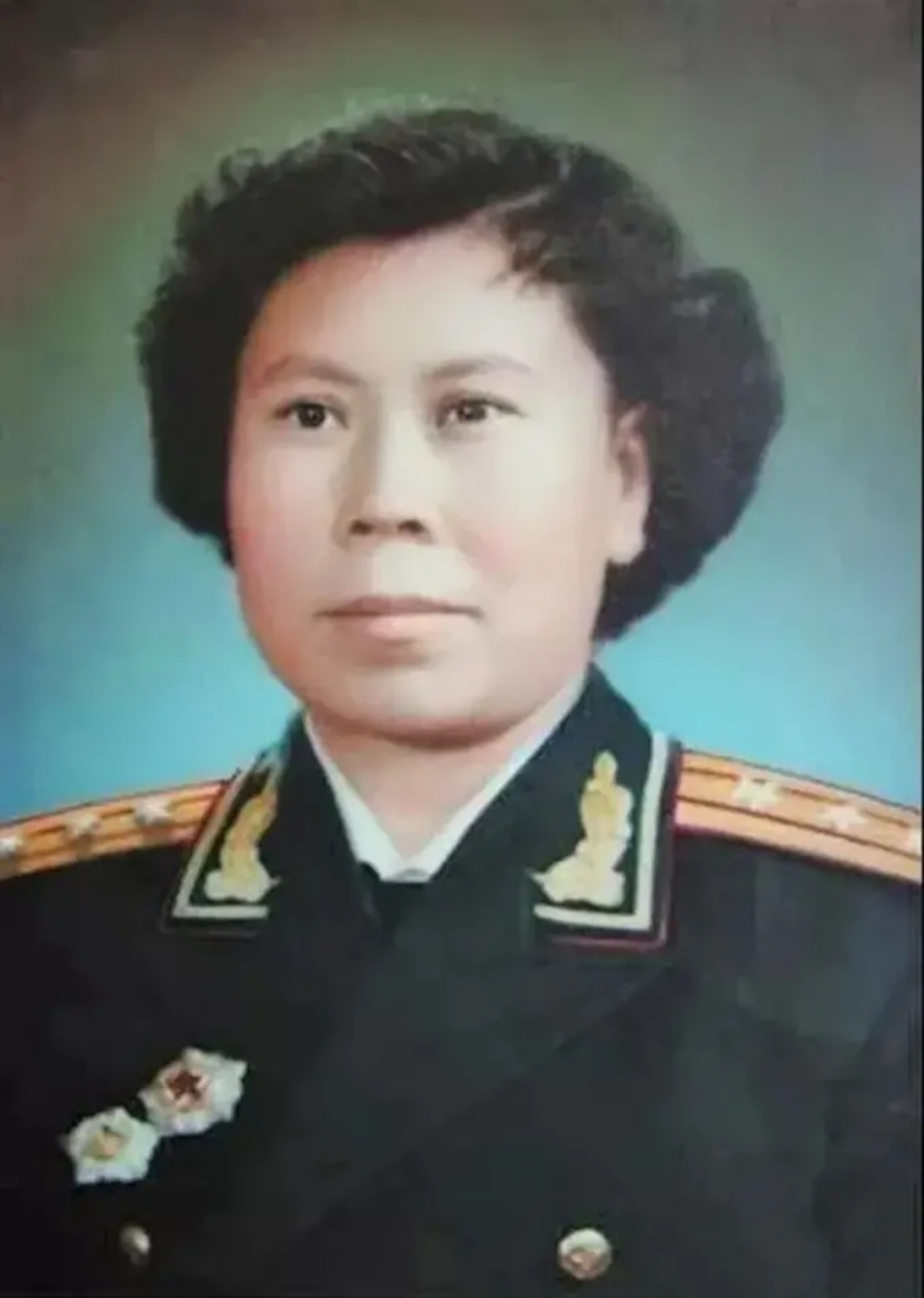 1955年,一名开国女上校,罕见的留影,她的名字叫陈真仁,是陕西宁强人