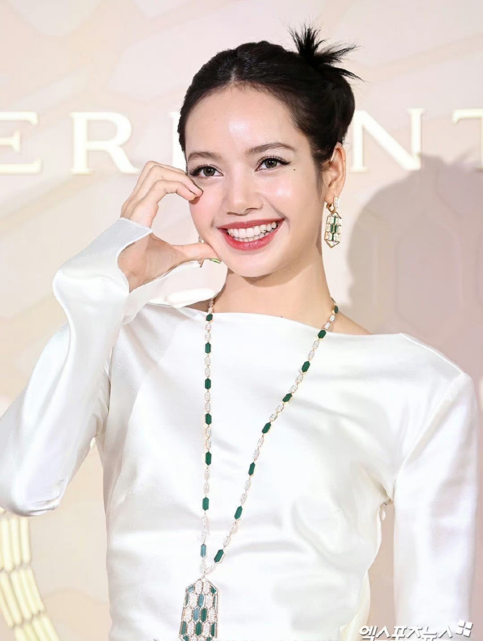 lisa出席宝格丽时尚活动,露额头 一袭白色深v露背装,让我们看到了舞台