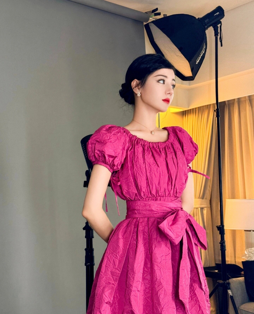 迪丽热巴穿玫红色连衣裙好精致,又美又俏皮,好像瓷娃娃!